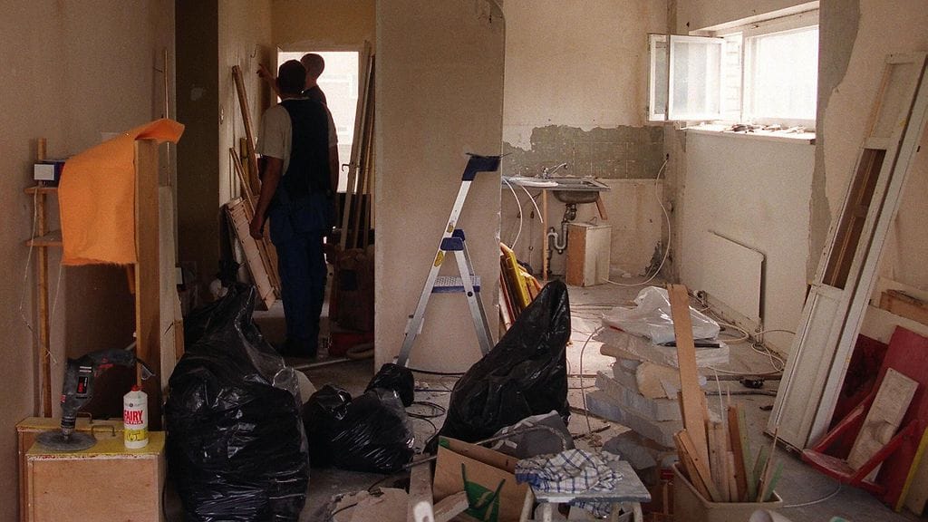 Seinien äänieristyksen korjaaminen on helpompaa ja halvempaa kuin lattian tai katon. Kuvituskuva.