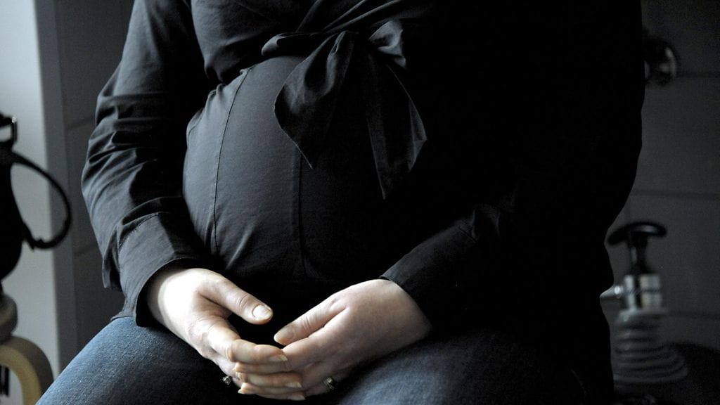 Päihdeäitejä pyritään ohjaamaan avohoitoon.