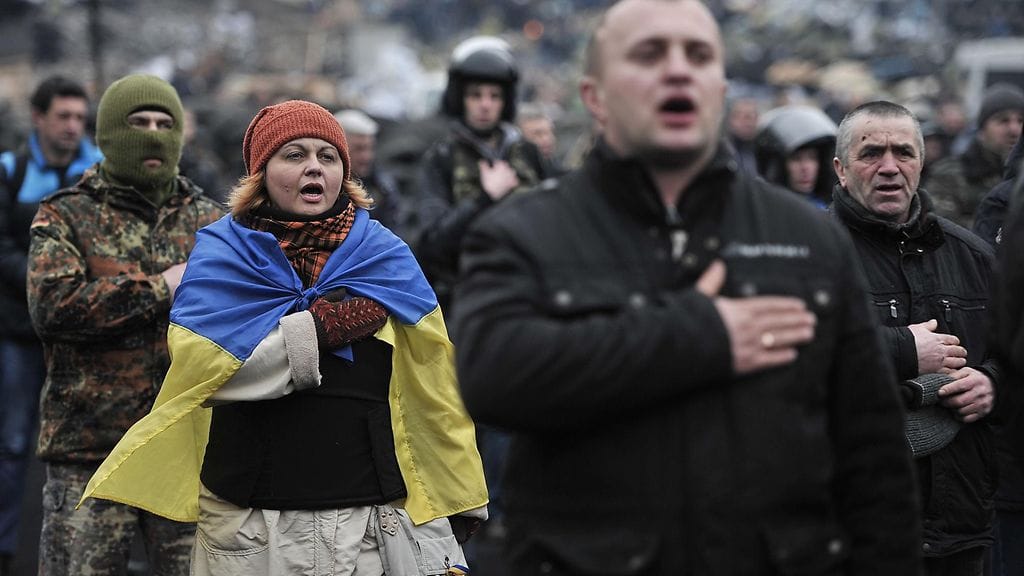 Kiovan Itsenäisyydenaukiolla mielenosoittajat lauloivat Unkarin kansallislaulua tänään.