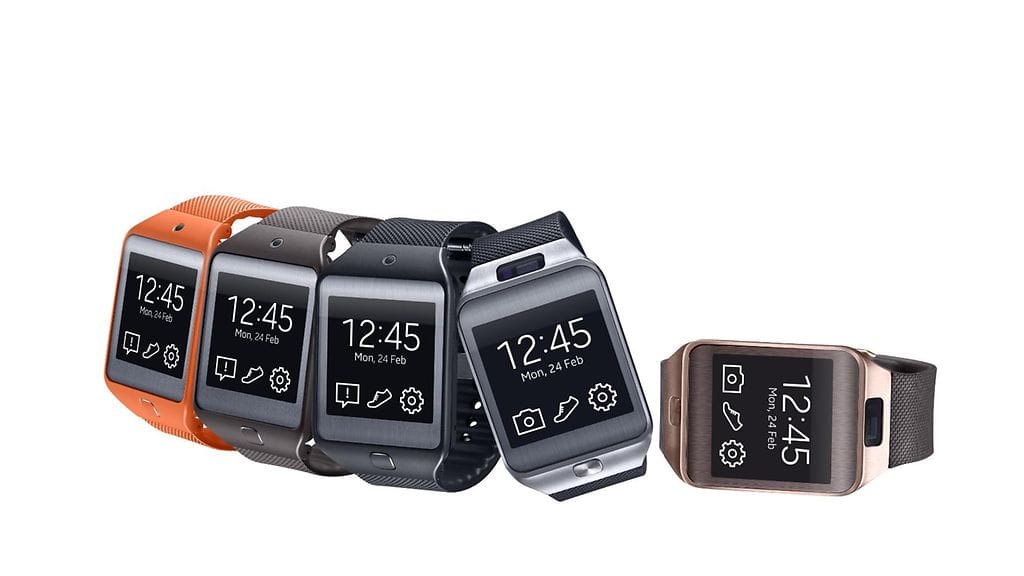 Samsung Gear 2 Neo -älykelloja (kolme vasemmalta) ja Gear 2 -älykelloja (kaksi oikealta) on tarjolla eri väreissä.