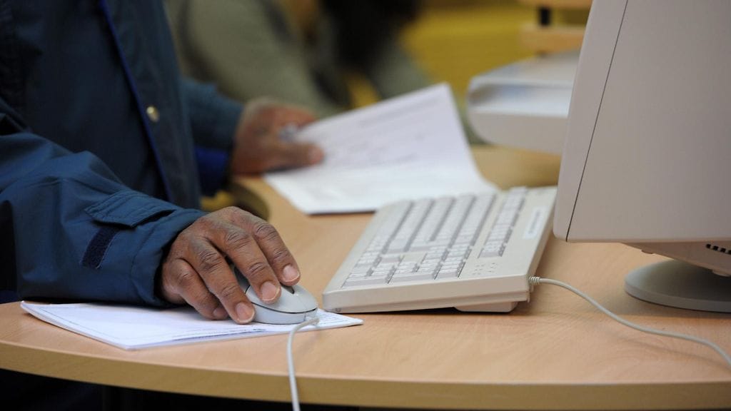 Yritysten rekrytoinnit pitäisi sallia myös EU:n ulkopuolisista maista ilman tarveharkintaa, esitetään tänään julkaistussa raportissa.