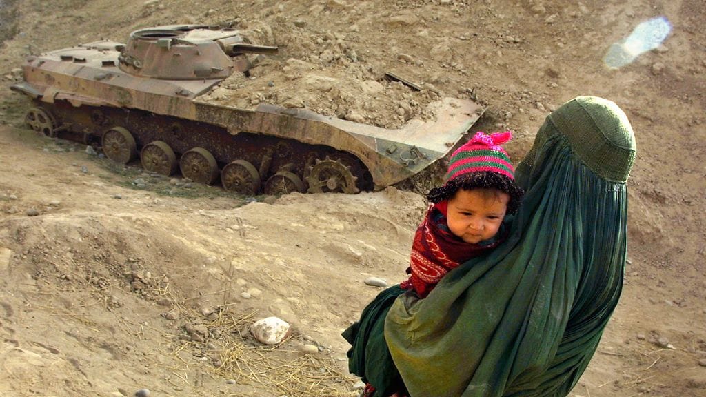 Nainen ohittaa hylätyn neuvostoliittolaisen panssarivaunun 21.11.2001. Kuva: Getty Images