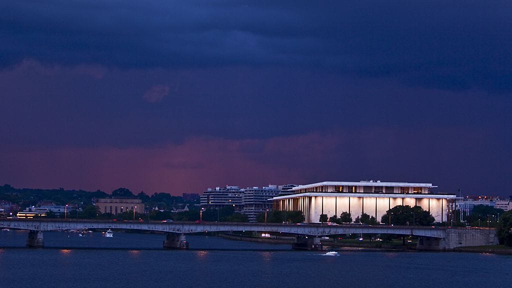 The John F. Kennedy Center for Performing Arts iltavalaistuksessa Potomac-joen varrella Washingtonissa. Kuva: EPA.