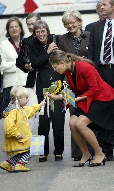 Kukkien ojentaminen oli iso juttu pikkutytölle Porvoossa 2003.