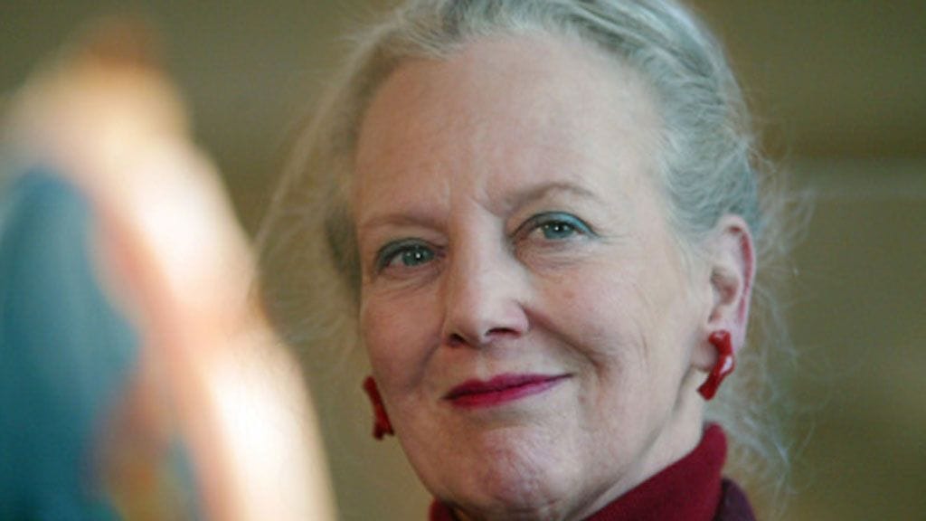 Tanskan kuningatar Margareeta II nauttii helokopterikyydeistään.