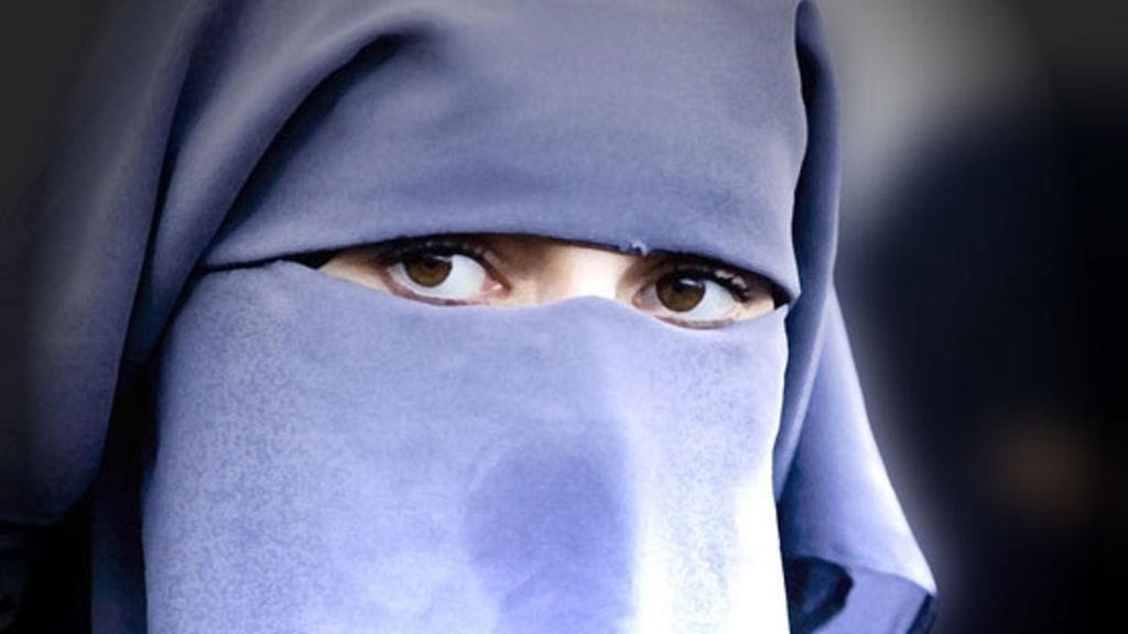 Nainenkin voi tuoreen tutkimuksen mukaan olla merkittävässä asemassa islamistisessa äärijärjestössä. Kuvituskuva.