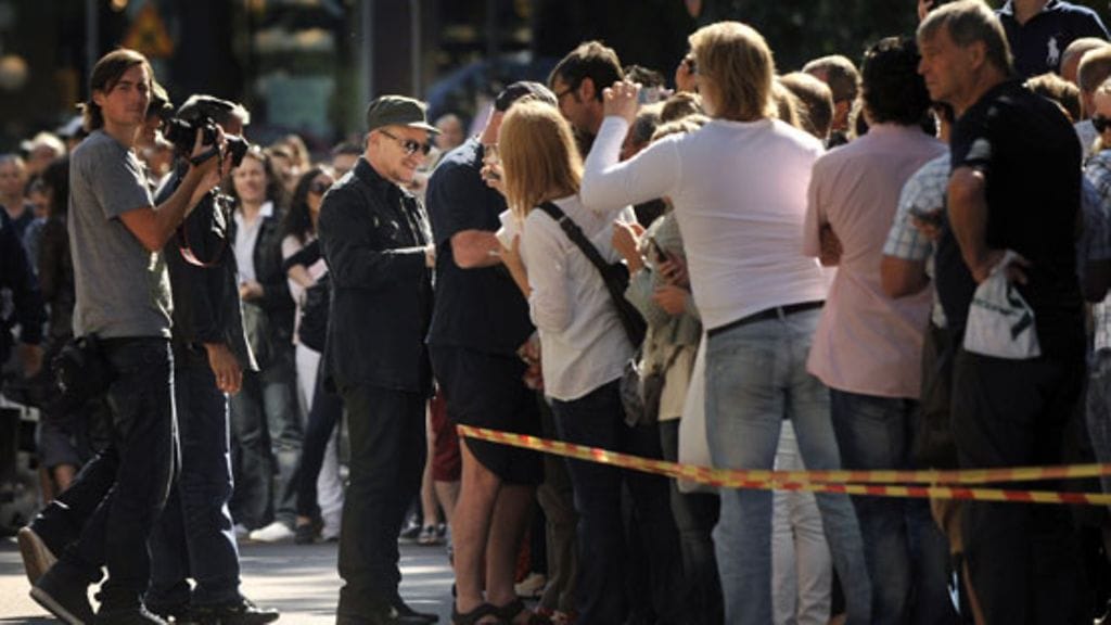 Bono jakaa nimikirjoituksia Hotelli Kämpin edessä 20.8.2010