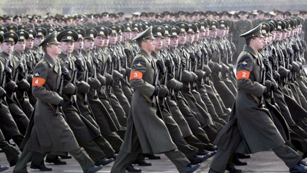Venäläissotilaat harjoittelivat muodostelmassa marssimista vuoden 2008 voiton päivän paraatia varten.