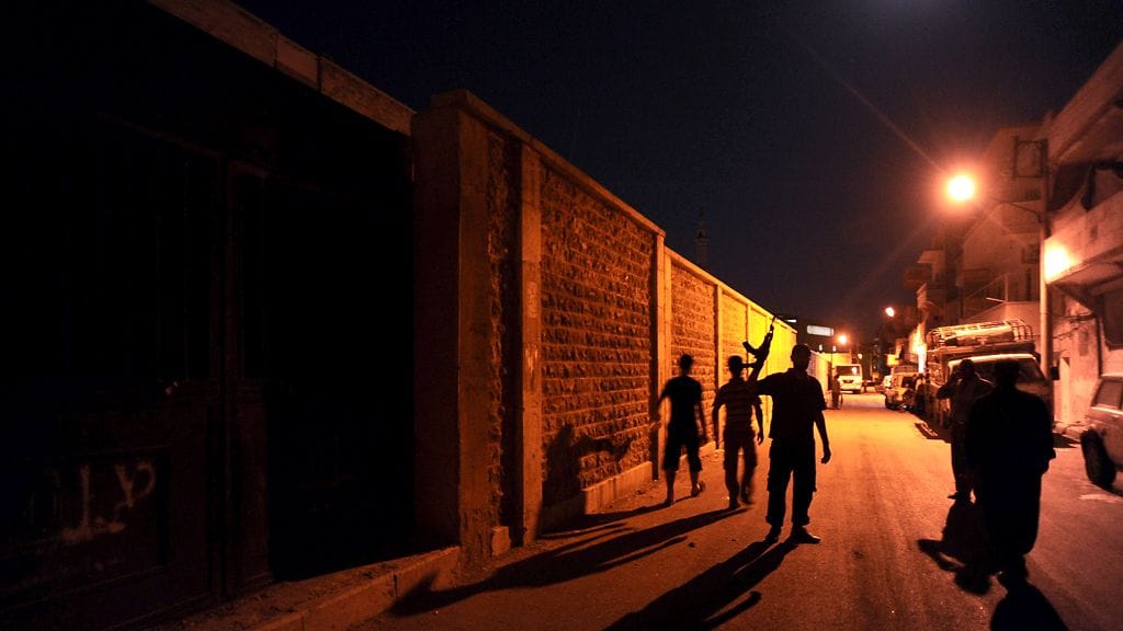 Syyrian kapinalliset kadulla lähellä Aleppoa.