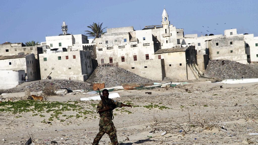 Sotilas kävelee Markan kaupungissa Somaliassa. Arkistokuva.