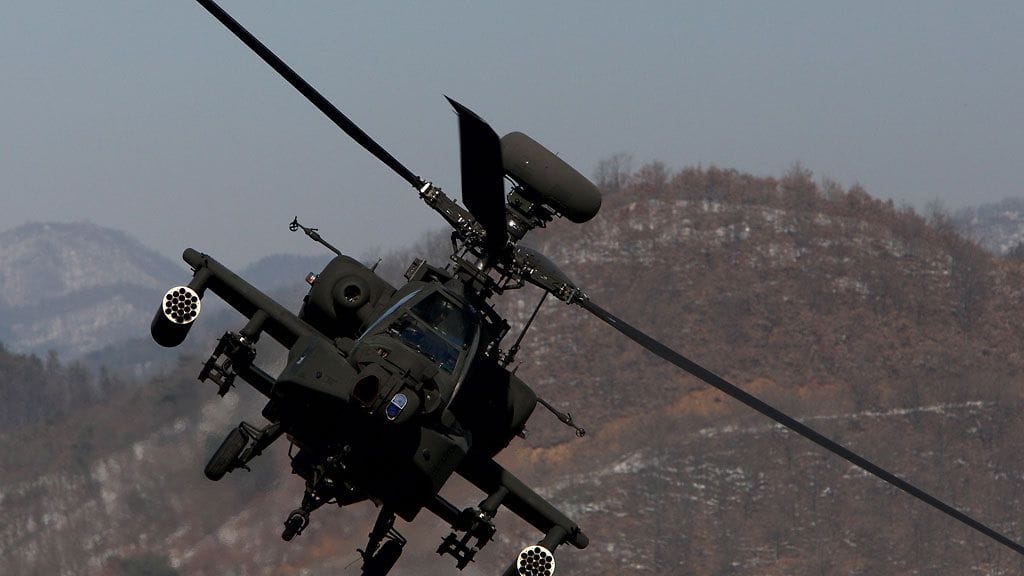 Arkistokuva Apache-taisteluhelikopterista. Puolan nyt hankkima AH-64E on helikopterin kuudes kehitysversio. Se kykenee kantamaan 16 Hellfire-panssarintorjuntaohjusta, 76 2,75 tuuman rakettia sekä 1 200 30-millimetristä tykinammusta.
