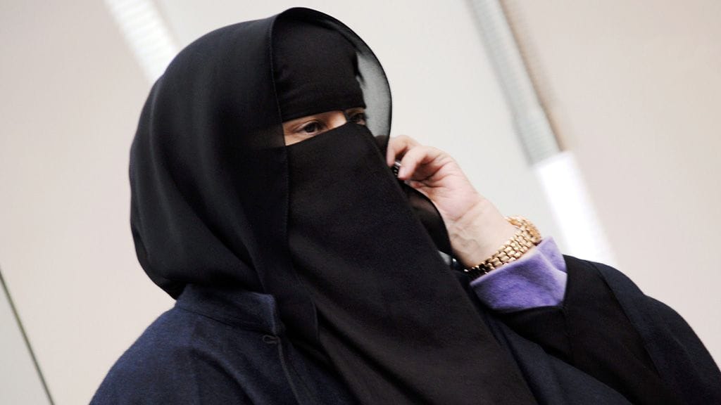 Kuvituskuvassa hunnutettu nainen.