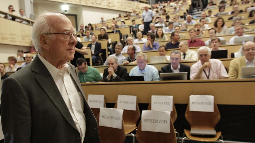Brittiläinen fyysikko Peter Higgs saapui Sveitsissä järjestettävään Cernin tieteilijöiden seminaariin kuuntelemaan viimeisimpiä tietoja Higgsin hiukkasen löytymisestä.