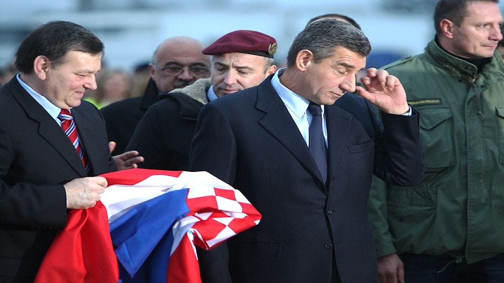 Sotarikoksista vapautetut kenraalit saapuivat kotimaahansa.