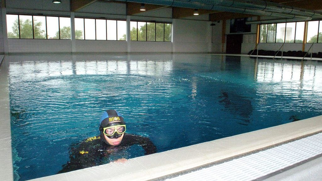 Sukeltelua Nemo 33 -altaassa.