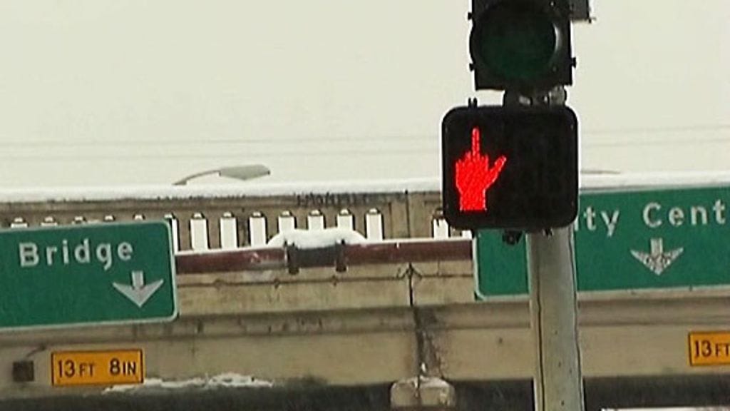 Spokanen kaupungissa sähköhäiriö sai liikennevalon näyttämään jalankulkijoille keskisormea.