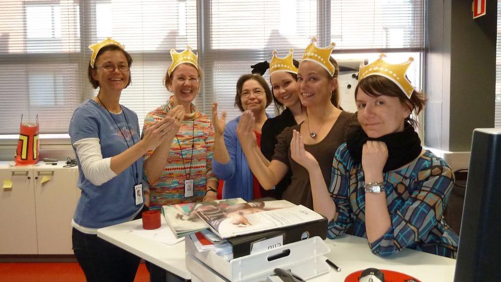 MTV3:n nettitoimituksen naiset virittäytyvät juhlatunnelmaan 29.4.2011. (MTV3)