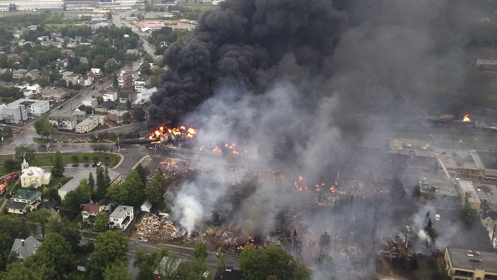 Näkymä Kanadan öljyjunaturman tapahtumapaikalta.