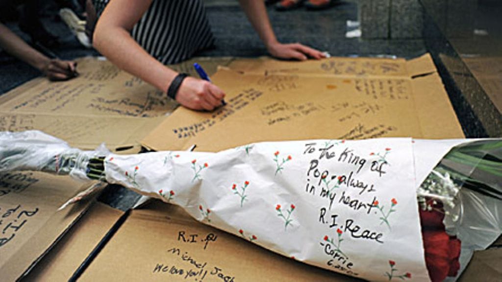 Fanit kirjoittivat muistokirjoituksia Michael Jacksonin muistolle Apollo-teatterin edessä Harlemissa. Kuva: Epa