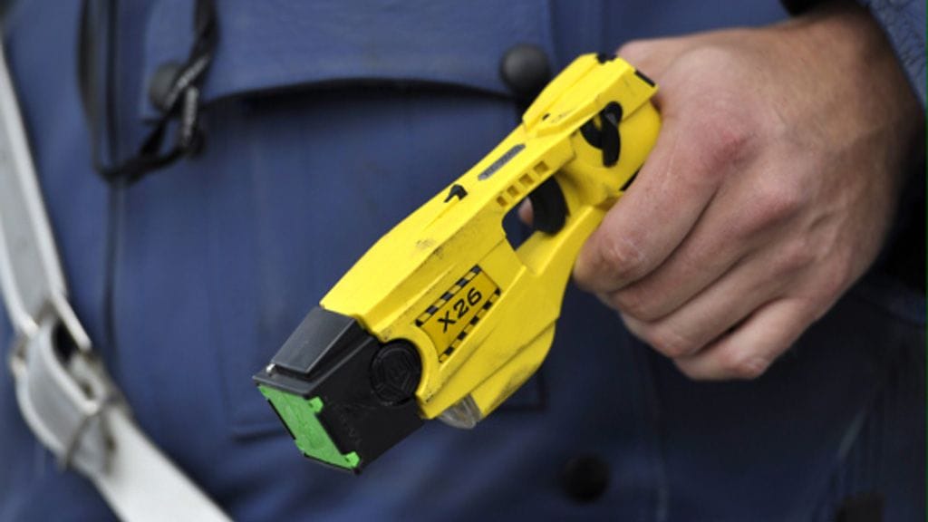 Kuvassa etälamautin poliisin kädessä.