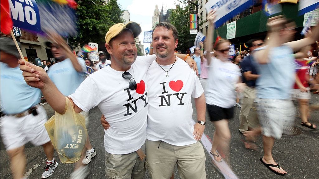 Tuhannet homoseksuaalien oikeuksia puolustavat ihmiset kokoontuivat sunnuntaina New Yorkiin vuosittaiselle Pride-marssille.