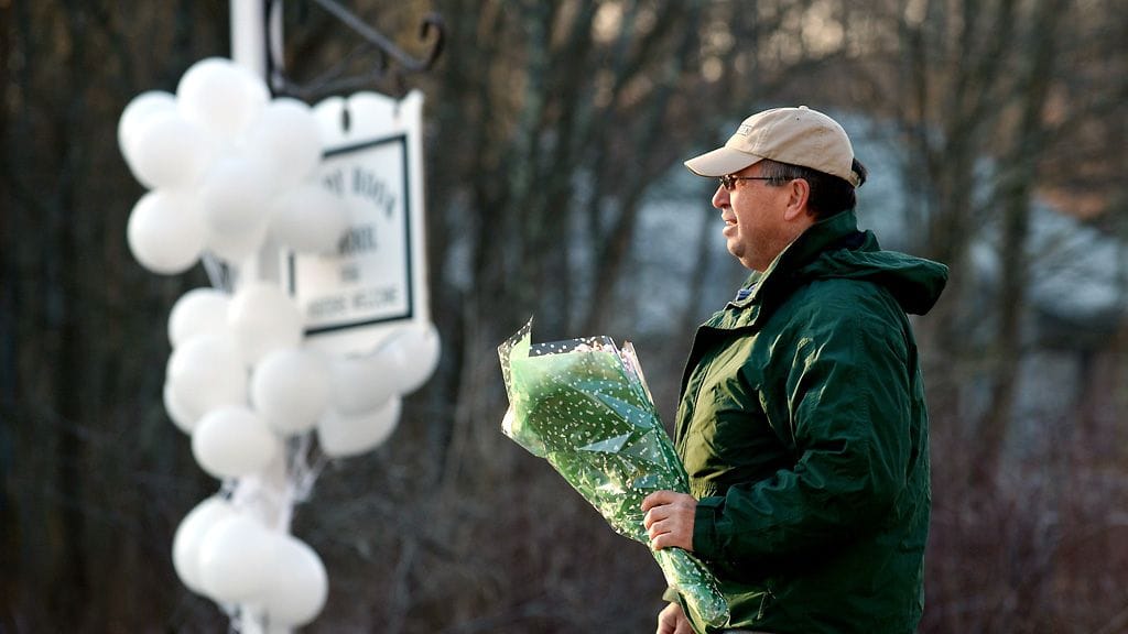 Yhdysvalloissa Newtownin kaupungissa yritetään edelleen löytää syitä eiliselle tragedialle.