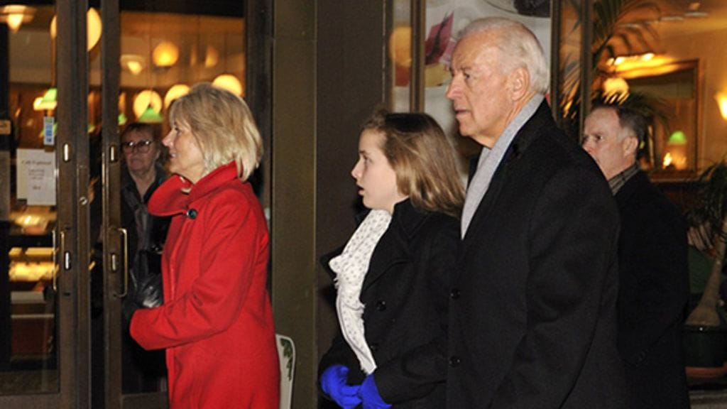 Varapresidentti Biden vaimonsa ja lapsenlapsensa kanssa Helsingissä eilen.