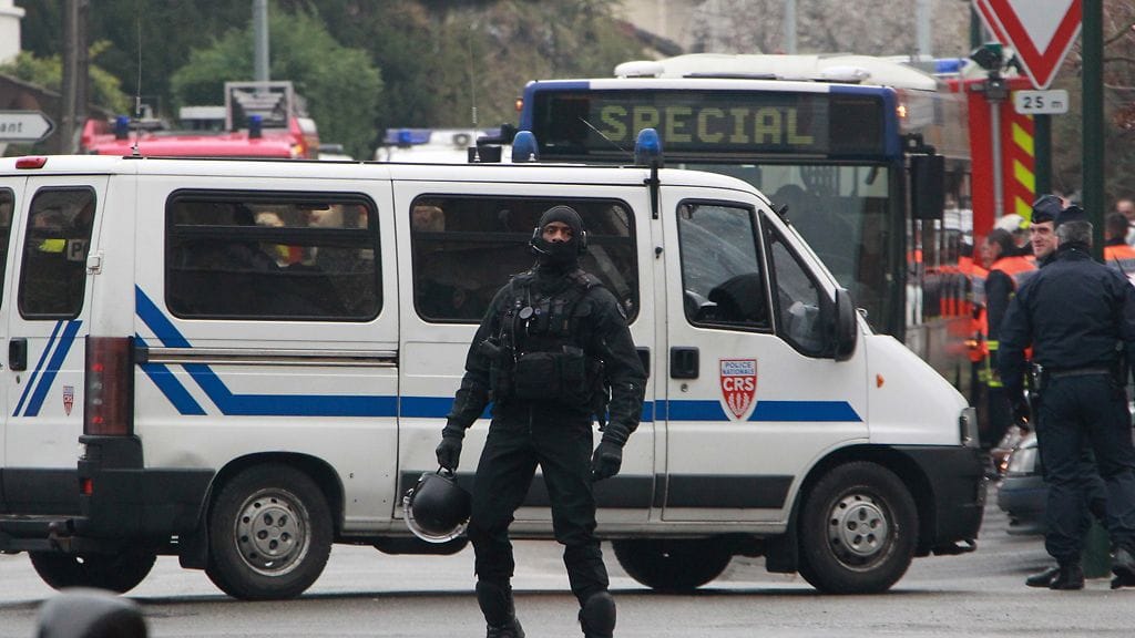 Ranskan poliisi piirittää seitsemän ihmisen surmasta epäillyn asuntoa.