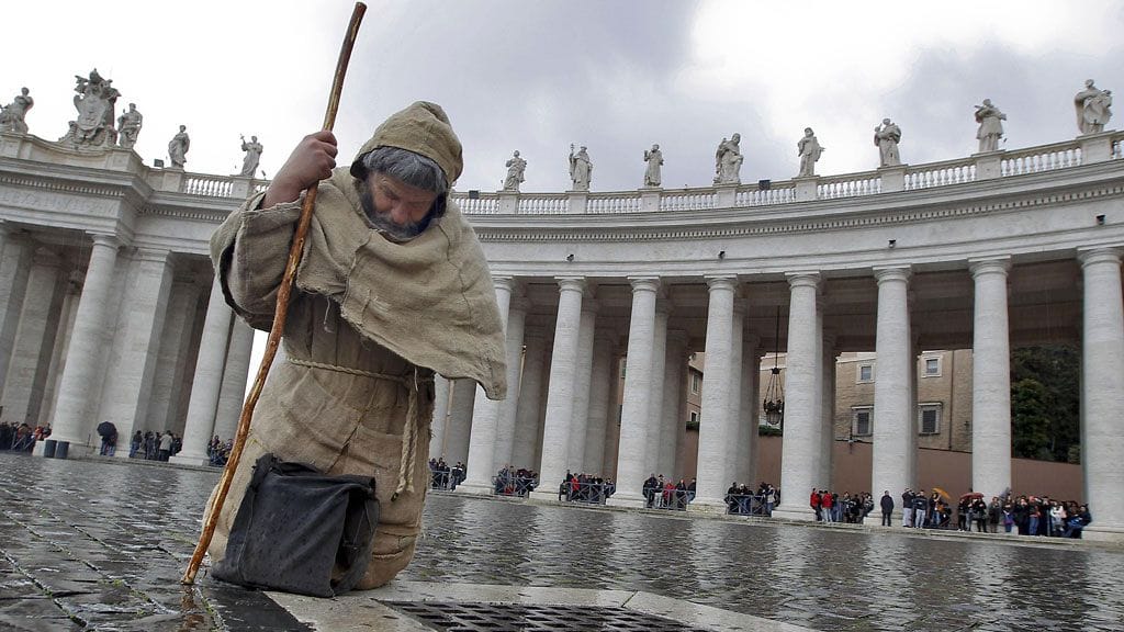 Pyhiinvaeltaja Pietarin aukiolla 12.3.2013.