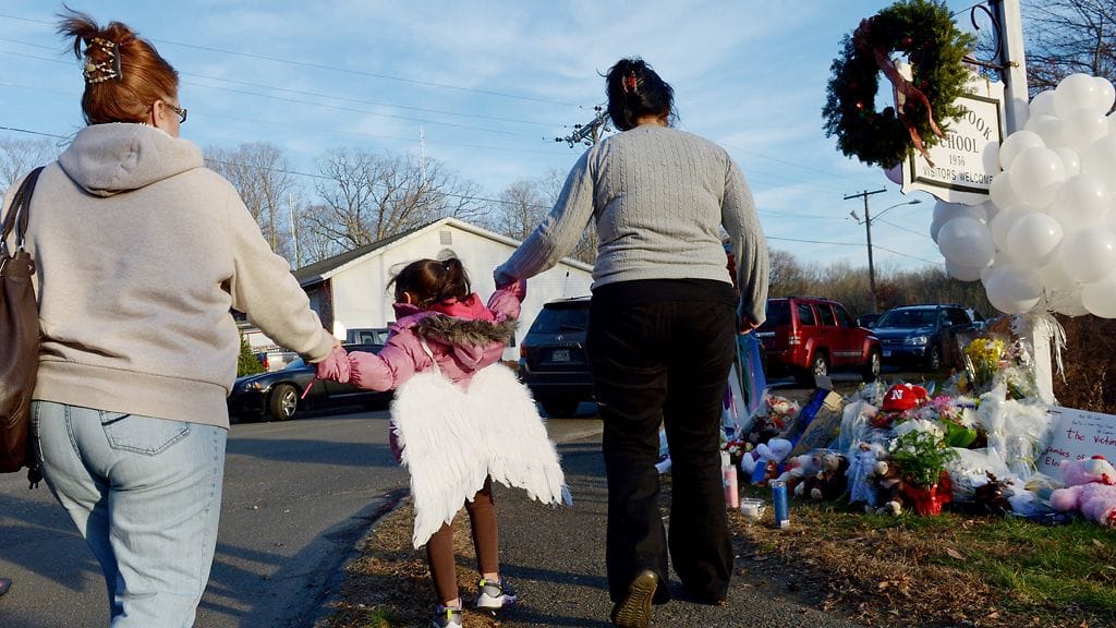 MTV3 Uutisten kirjeenvaihtaja Päivi Sinisalo kommentoi tapahtumia Newtownin pikkukaupungista. Kuva: EPA