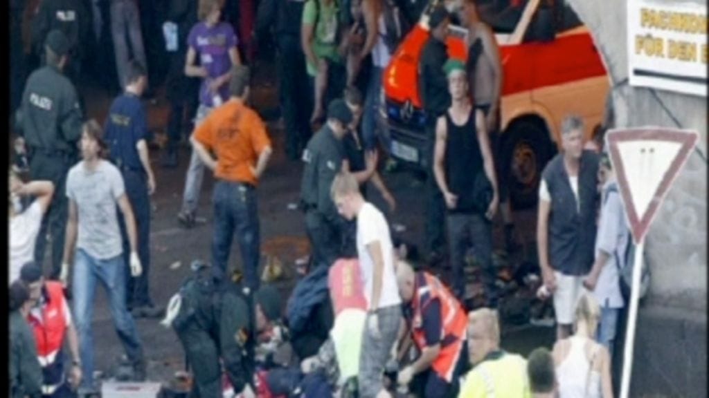 Useita kuoli väentungoksessa Love Parade-festarilla. EBU