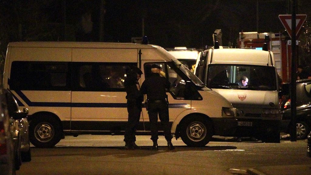 Poliiseja piirittämässä epäiltyä sarjamurhaajaa Ranskan Toulousessa.