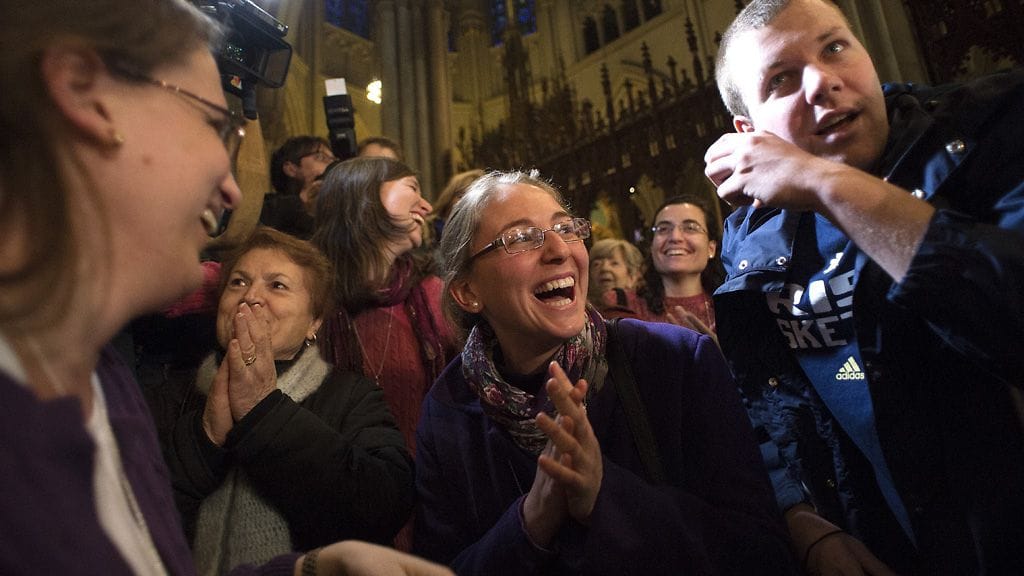 Ihmiset riemuitsivat kuultuaan uuden paavin valinnasta New Yorkissa.