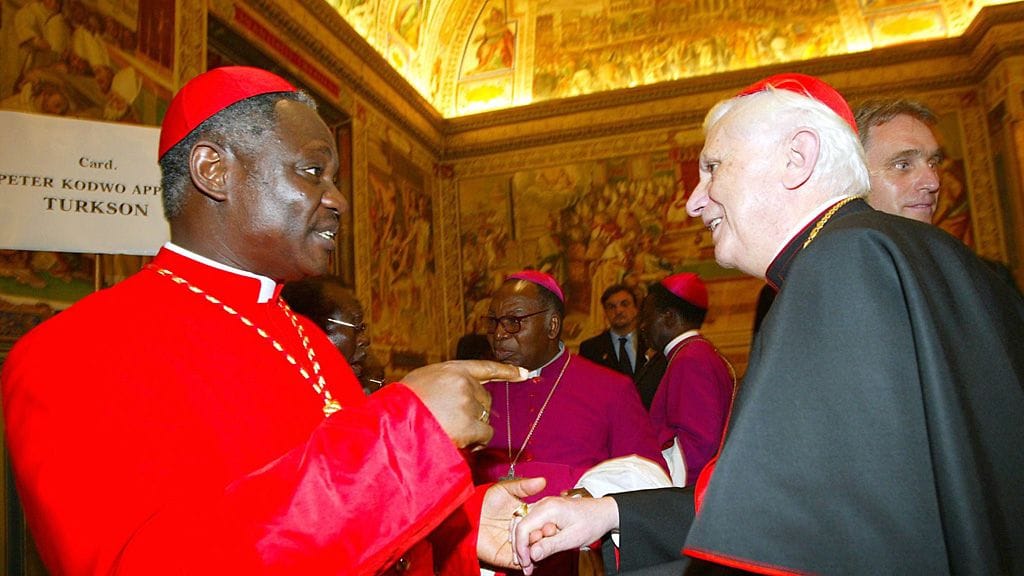 Ghanalainen kardinaali Peter Turkson (vas.) on nostettu monissa veikkailuissa vahvimmaksi ehdokkaaksi seuraavaksi paaviksi.
