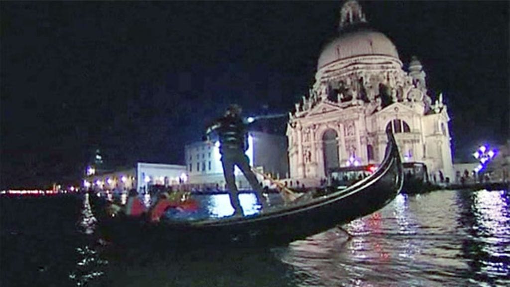 Grand Canalen gondoliparaati päätti Venetsian karnevaalit.