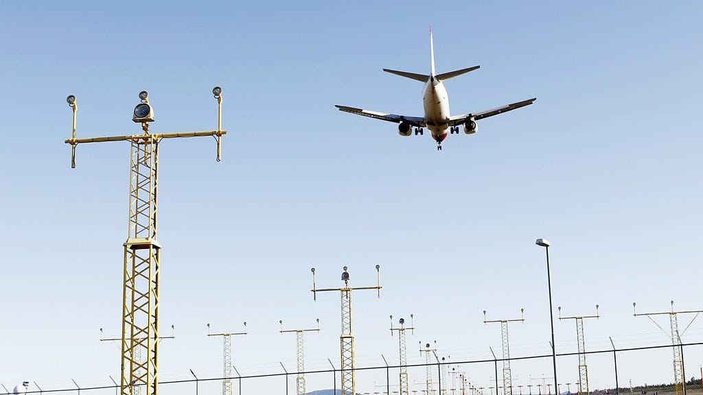 Lentokone laskeutuu Gardermoenin lentokentälle huhtikuussa 2012.