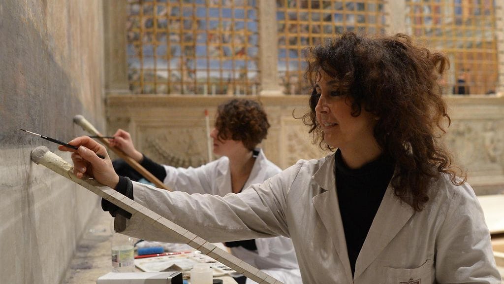 Työntekijät valmistelevat Sikstuksen kappelia paavin valintaa varten Vatikaanissa 8.3.2013.