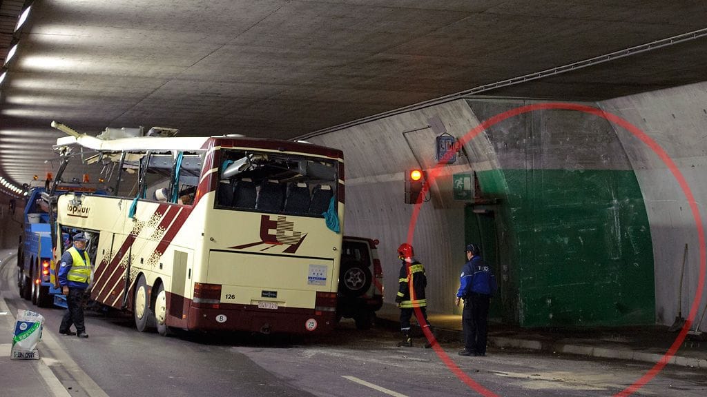 Turmabussi törmäsi tunnelin hätäuloskäynnin seinään.