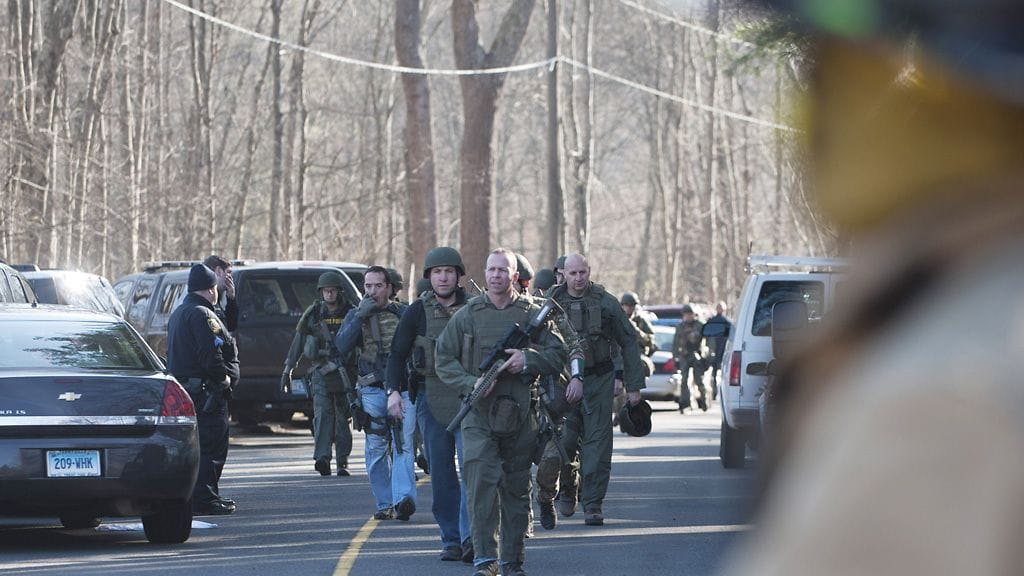 Poliisi sulki koulun ympäristön Newtownissa sattuneen kouluampumisen jälkeen 14. joulukuuta 2012.