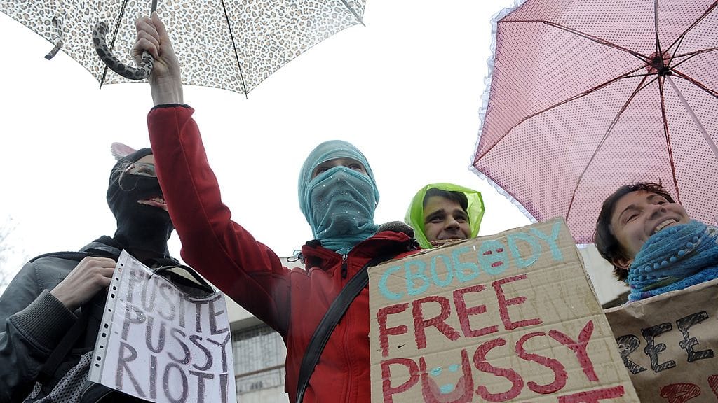 Pussy Riot -ryhmän tukijat osoittivat mieltä Venäjän suurlähetystön edessä Prahassa 15. huhtikuuta 2012.