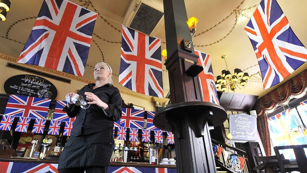 Monet lontoolaiset pubit ovat koristautuneet prinssin suurta päivää varten. Kuva: EPA