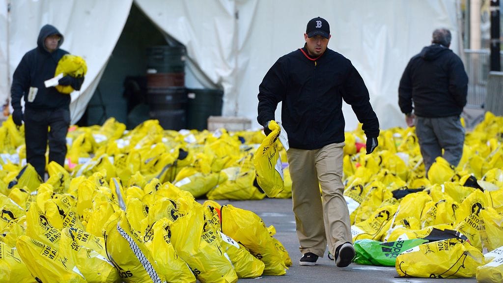 Ihmisiltä jäänyttä omaisuutta on selvitetty ja järjestelty pusseihin Bostonin maratonin maalisuoran läheisyydessä.
