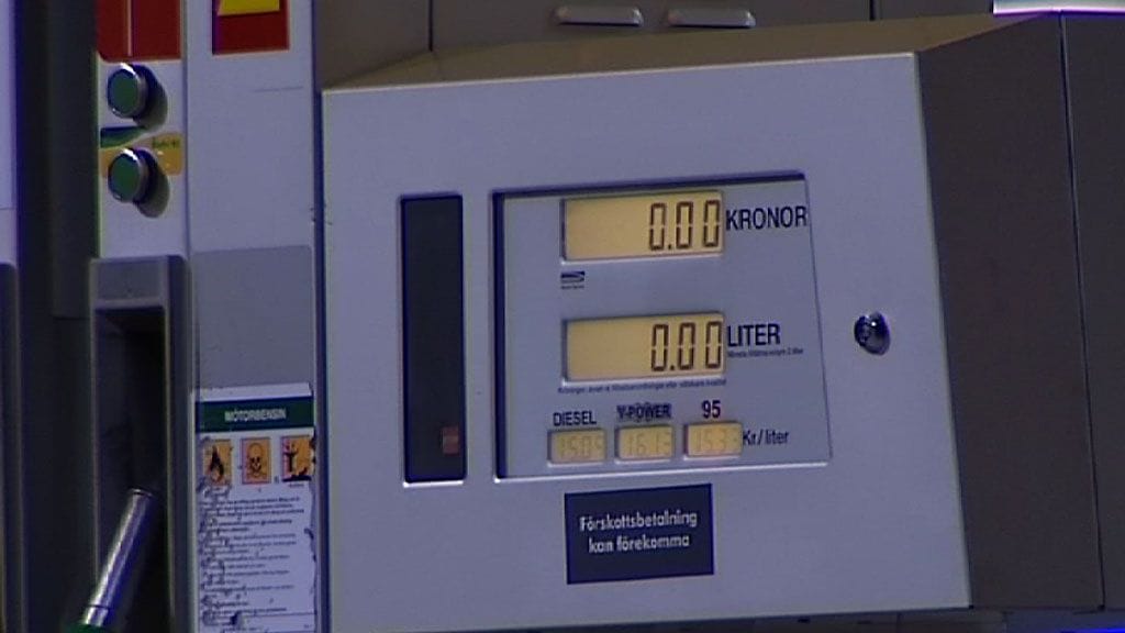 Öljyn hinnan nousu uhkaa näkyä myös ruotsalaisilla bensapumpuilla. Maan hallitus aikoo puuttua hinnan nousuun.