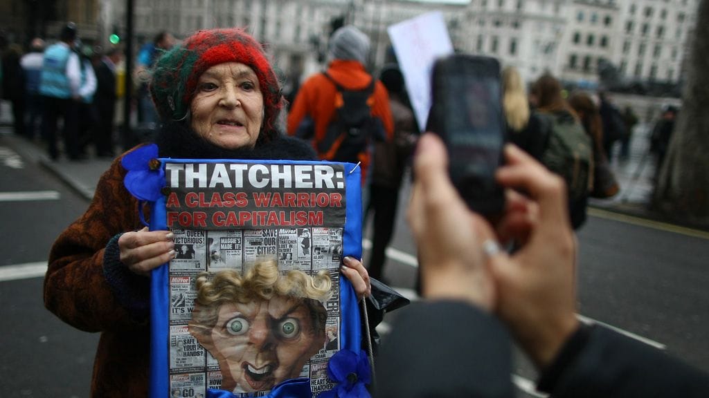 Moni osoitti mieltään siitä, että Thatcherin hautajaiset kustannettiin verovaroin.