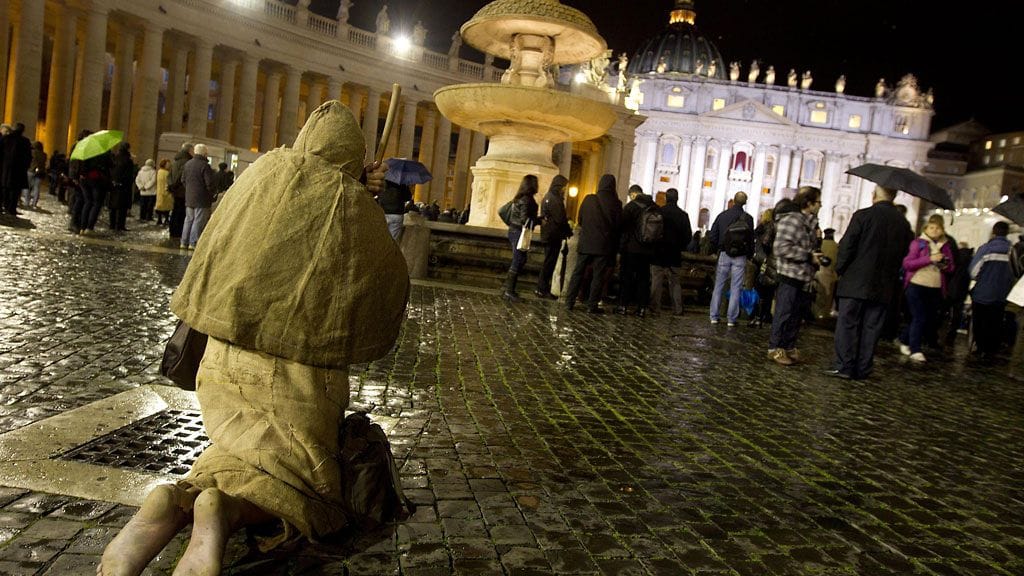Pyhiinvaeltaja Pietarin aukiolla 12.3.2013.