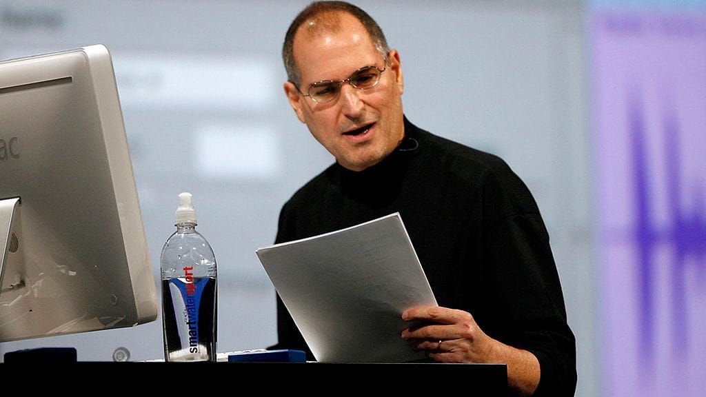 Steve Jobsista tuli Applen ikoninen johtohahmo. Jobsin henkilökohtaisesti myymä 1970-luvun Apple-1 -tietokone on nostanut arvoaan melkoisesti.