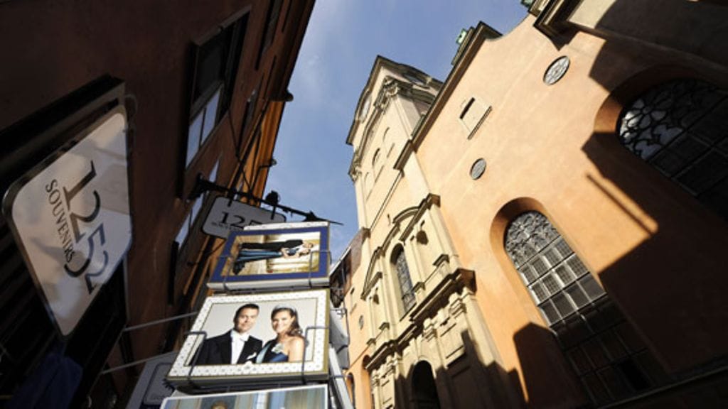Matkamuistomyymälä Suurkirkon edessä Tukholmassa Ruotsissa keskiviikkona 16. kesäkuuta 2010. Prinsessa Victoria ja Daniel Westling vihitään kirkossa lauantaina.  (Kuva: Lehtikuva)