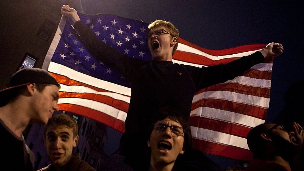 Bostonissa ihmiset kerääntyivät kadulle juhlimaan maratoniskusta epäillyn kiinniottoa.