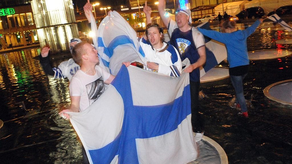 Myös Tukholman Sergelin-torilla nähtiin eilen illalla suomalaisjuhlintaa