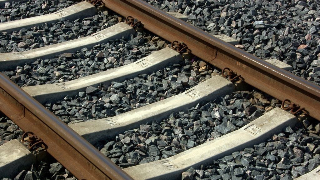 Toiseen suuntaan matkanneen junan kuljettaja oli nähnyt pikajunan alle jääneen 91-vuotiaan makaamassa raiteilla ja luullut tätä jo kuolleeksi.